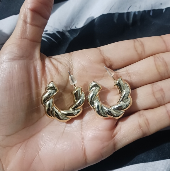 Women Fashion Gold Mini Hoop Earrings - Picture 2 of 6